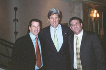 Jeremy Bernard, a la izquierda, junto al senador John Kerry y Steve Tyler.