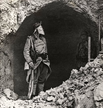 Un soldado francés con una máscara de gas en el fuerte de Souville. La utilización de gases fue tan frecuente en Verdún que el suelo todavía está contaminado, 100 años después de la batalla, y alguno de los proyectiles que se encuentran todavía contienen armas químicas.