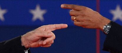 Las manos de Romney (izquierda) y Obama, en el debate del pasado martes.