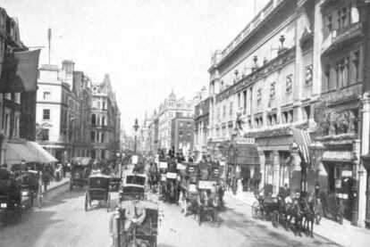 Fotografía de Piccadilly en 1907. "¿Hay algún hombre vivo que no haya oído hablar de Piccadilly? (...) Picaddilly es una calle del West End de Londres, que va de este a oeste con una considerable curva en el centro. En tiempos prehistóricos debió ser (imagino) una agradable colina verde a cuyos pies había un lago rodeado de prados. Es una típica calle de Londres, de la mejor clase, aunque del estilo antiguo.” (Francis Watt, ‘Piccadilly’, 1849-1927)  "Es lo más parecido a un bulevar parisino que tiene Londres". (Charles Dickens, 'Diccionario de Londres', 1879).