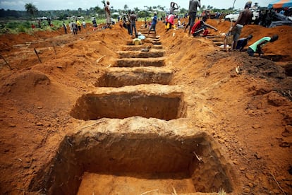 Un grupo de trabajadores cava tumbas en el cementerio de Paloko en Waterloo (Sierra Leona).