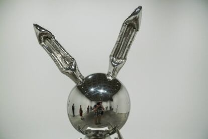 El fotógrafo Lucas Jackson es reflejado en la escultura de Koons 'Conejo', una de las obras expuestas en el Whitney.