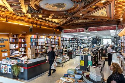 En la imagen, la librería religiosa San Pablo, que  resiste en la plaza de la Reina de Valencia, reformada recientemente.