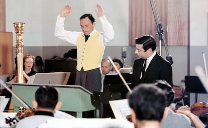 Frank Sinatra dirige una orquesta en el estudio B de la Torre Capitol (1958). 
