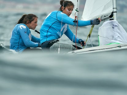 Silvia Mas (I) y Patricia Cantero, de la modalidad 470, durante un entrenamiento en Santander.