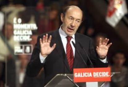 El secretario general del PSOE, Alfredo Pérez Rubalcaba, durante su intervención en el mitin celebrado en Vigo Para apoyar al candidato socialista a la presidencia de la Xunta Pachi Vazquez. EFE/Salvador Sas