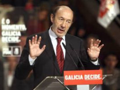 El secretario general del PSOE, Alfredo Pérez Rubalcaba, durante su intervención en el mitin celebrado en Vigo Para apoyar al candidato socialista a la presidencia de la Xunta Pachi Vazquez. EFE/Salvador Sas