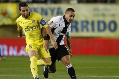 Santi Cazorla ante Nabil El Zhar, del Paok de Salónica.