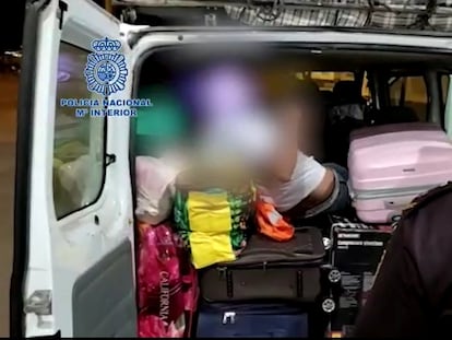 Un inmigrante oculto entre el equipaje de una furgoneta.