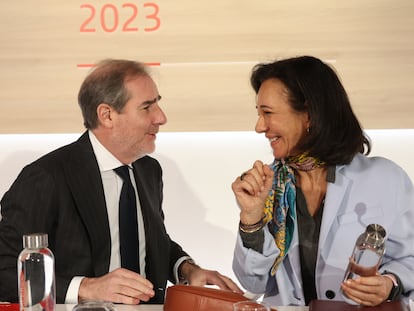 Ana Botín, presidenta de Banco Santander, junto a Héctor Grisi, consejero delegado del grupo, en la pasada presentación de resultados anuales de la entidad, en Boadilla del Monte (Madrid).