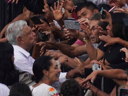 López Obrador, junto a Claudia Sheinbaum, en la marcha de este domingo.