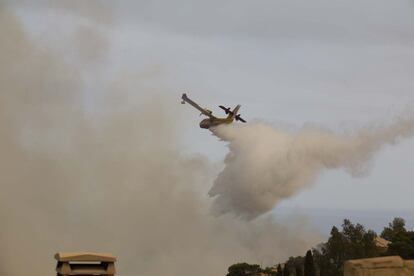 Un helicóptero en la zona del incendio junto a una de las urbanizaciones cercanas a Benitatxell.