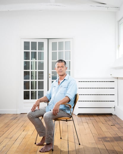 El autor Emmanuel Carrère, fotografiado en su casa de París, este miércoles.