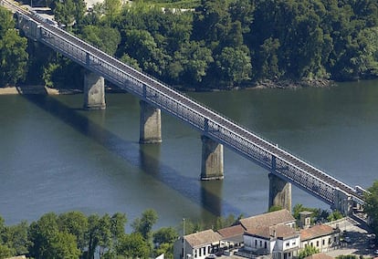 Vista aérea del río Miño con el viejo puente internacional que hace frontera con Portugal; arriba las murallas de Valença, abajo el puesto de la policia fronteriza, en Tuy (Pontevedra).