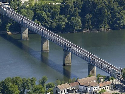 Vista aérea del río Miño con el viejo puente internacional que hace frontera con Portugal; arriba las murallas de Valença, abajo el puesto de la policia fronteriza, en Tuy (Pontevedra).