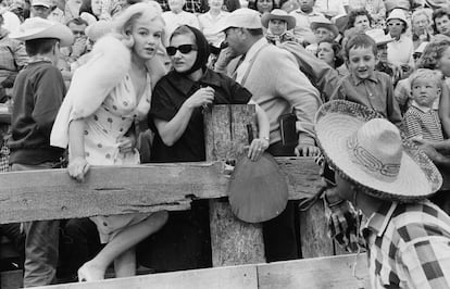 Marilyn Monroe con Paula Strasberg, durante el rodaje de 'The misfits'.