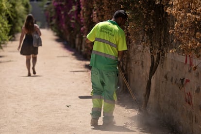 Jornada de calor con altas temperaturas en la capital catalana.
En la imagen, un trabajador del servicio de limpieza del Ayuntamiento de Barcelona barre bajo el sol en el parque de Joan Miró.  [ALBERT GARCIA] EL PAIS