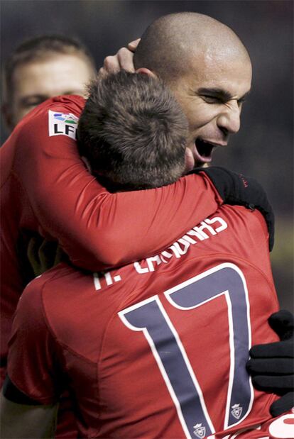 Aranda celebra con Camuñas el gol de la victoria de Osasuna sobre el Real Madrid.