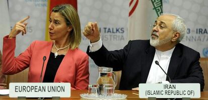 Federica Mogherini, con Mohamed Javad Zarif, en una de las conferencias de prensa del pacto nuclear en Viena.