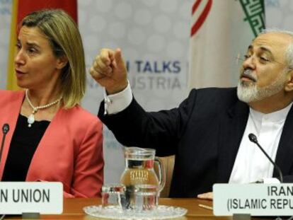 Federica Mogherini, con Mohamed Javad Zarif, en una de las conferencias de prensa del pacto nuclear en Viena.