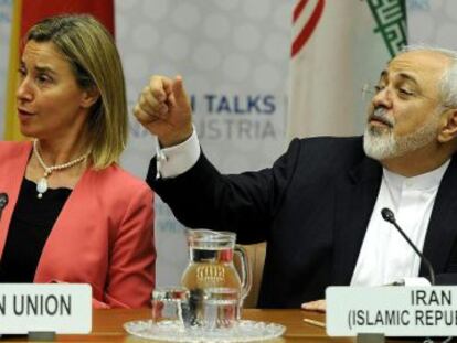 Federica Mogherini, con Mohamed Javad Zarif, en una de las conferencias de prensa del pacto nuclear en Viena.