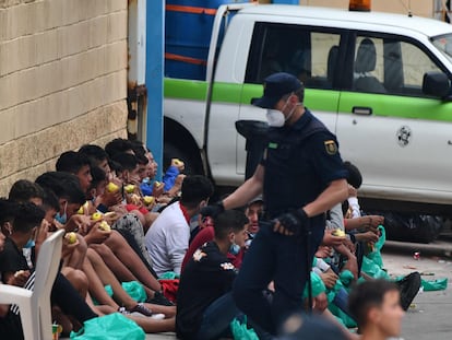 Menores migrantes comen manzanas el miércoles en Ceuta a la espera de que se les haga una prueba de covid-19.