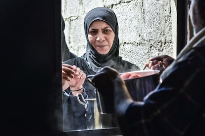 Una mujer espera su racin de comida en el campo de refugiados por la guerra de Siria, en abril de 2018.