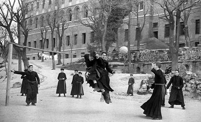 Madrid, 15 de marzo de 1950. Internos del Seminario Conciliar juegan fútbol en su tiempo libre.