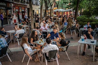 Ambiente en la plaza de Olavide, este jueves.