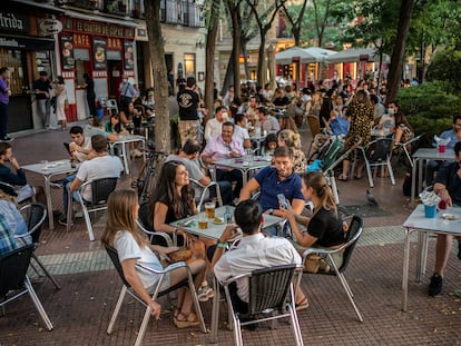 Ambiente en la plaza de Olavide, este jueves.