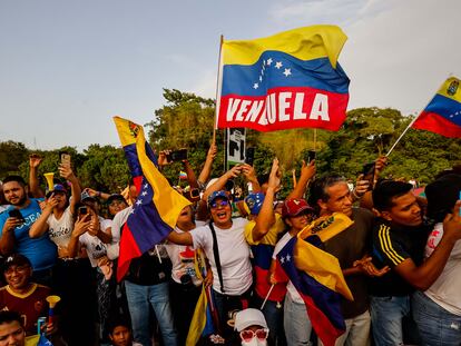 Seguidores de Edmundo González Urrutia asisten a un acto de campaña en Puerto La Cruz, Venezuela, en julio de 2024.