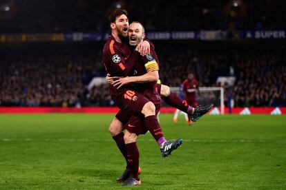 Messi e Iniesta celebra el gol del empate en Stamford Bridge.