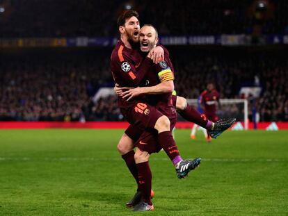 Messi e Iniesta celebra el gol del empate en Stamford Bridge.