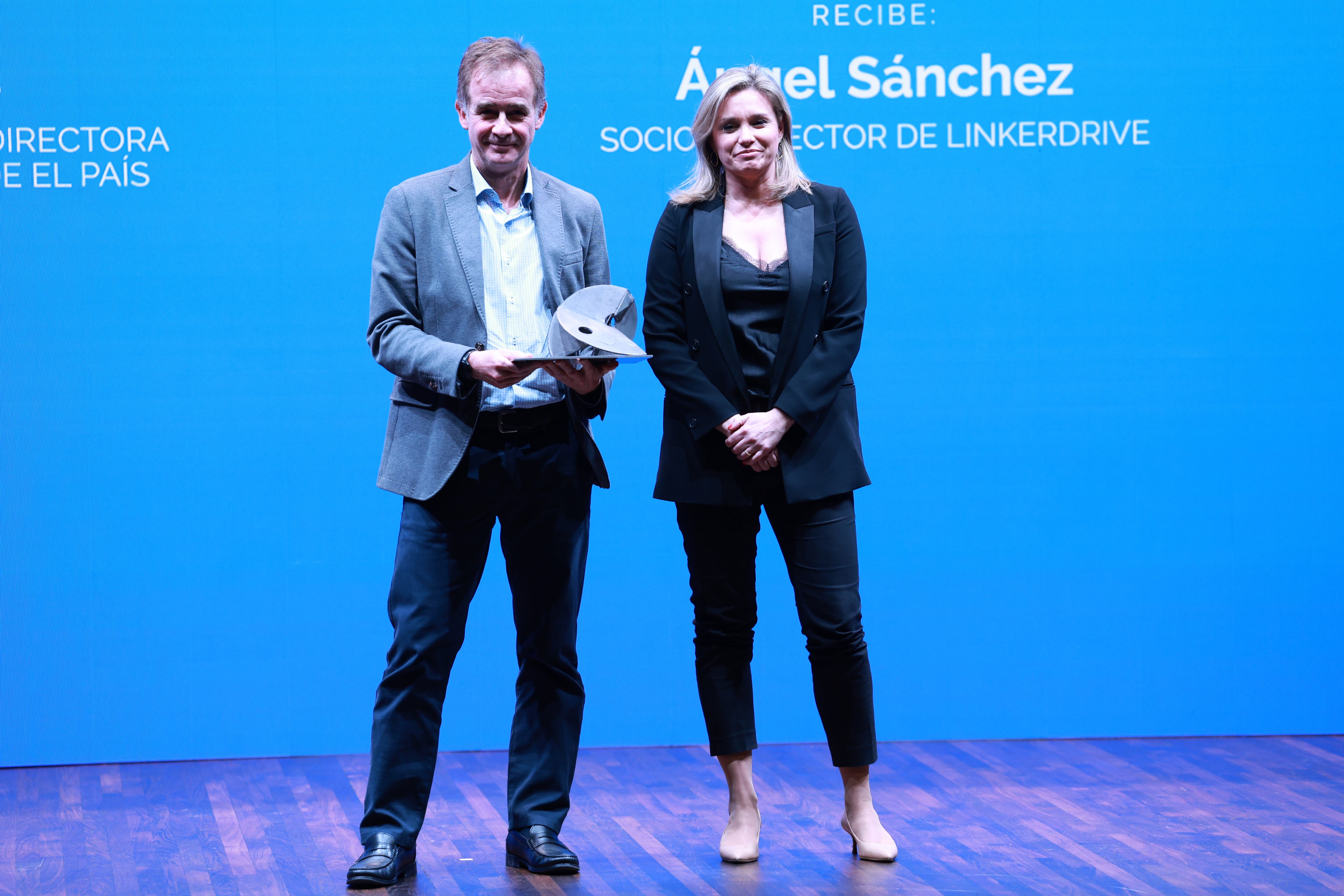 Angel Sánchez, socio y director de Linkerdrive, junto a Amanda Mars, directora de CincoDías.