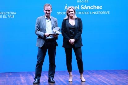 Angel Sánchez, socio y director de Linkerdrive, junto a Amanda Mars, directora de CincoDías.