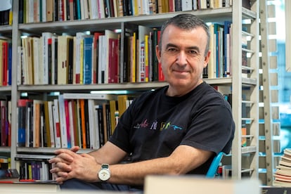 El escritor Lorenzo Silva, en la librería Rafael Alberti.