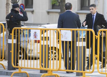 Josep Lluís Trapero (r) arrives at the Supreme Court.