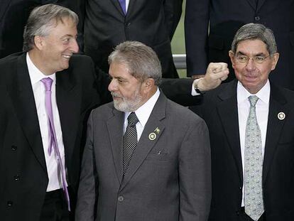 Los presidentes Néstor Kirchner (Argentina), Luiz Inácio Lula da Silva (Brasil) y Óscar Arias (Costa Rica) conversan ayer durante la foto oficial.