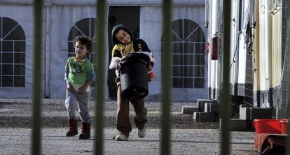 Dos niños en un centro de refugiados en Atenas.