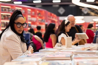 Visitantes a la Feria Internacional del Libro 2024, en el stand de Espa?a, pais invitado.