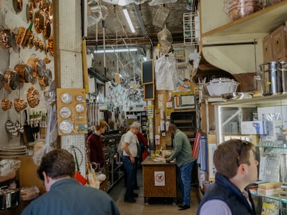 Clientes en el interior de la tienda de utensilios de cocina E.Dehillerin , en el centro de París.