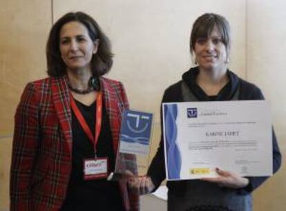 La secretaria de Estado de Turismo, Isabel Borrego (i), durante la entrega del premio a Karine Jamet de los Premios SICTED (Sistema Integral de Calidad Turística en Destinos) y los Diplomas a Destinos Turísticos, hoy en en la Feria Internacional de Turismo (Fitur) que se celebra en Madrid.