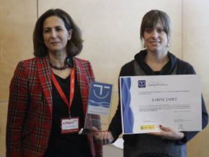 La secretaria de Estado de Turismo, Isabel Borrego (i), durante la entrega del premio a Karine Jamet de los Premios SICTED (Sistema Integral de Calidad Turística en Destinos) y los Diplomas a Destinos Turísticos, hoy en en la Feria Internacional de Turismo (Fitur) que se celebra en Madrid.