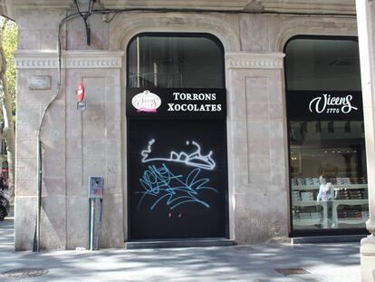 El establecimiento de Torrons Vicens clausurado en la Rambla de Barcelona, este lunes.