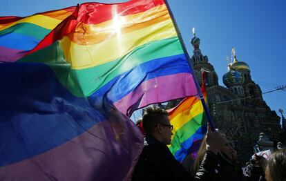 Ativistas dos direitos LGBT fazem protesto em São Petesburgo.