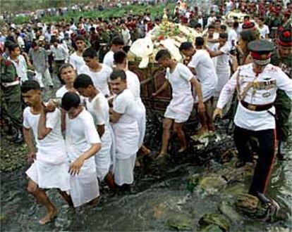 Un cortejo fúnebre porta los restos de la reina Aiswarya al lugar donde fueron quemados ayer en Nepal.