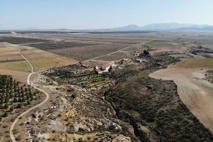 Vista aérea de la finca de los hermanos Álvaro y Francisco Martínez, en el Geoparque de Granada.