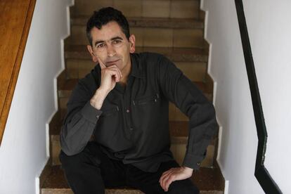 El dramaturgo Juan Mayorga posa en su casa de Madrid.