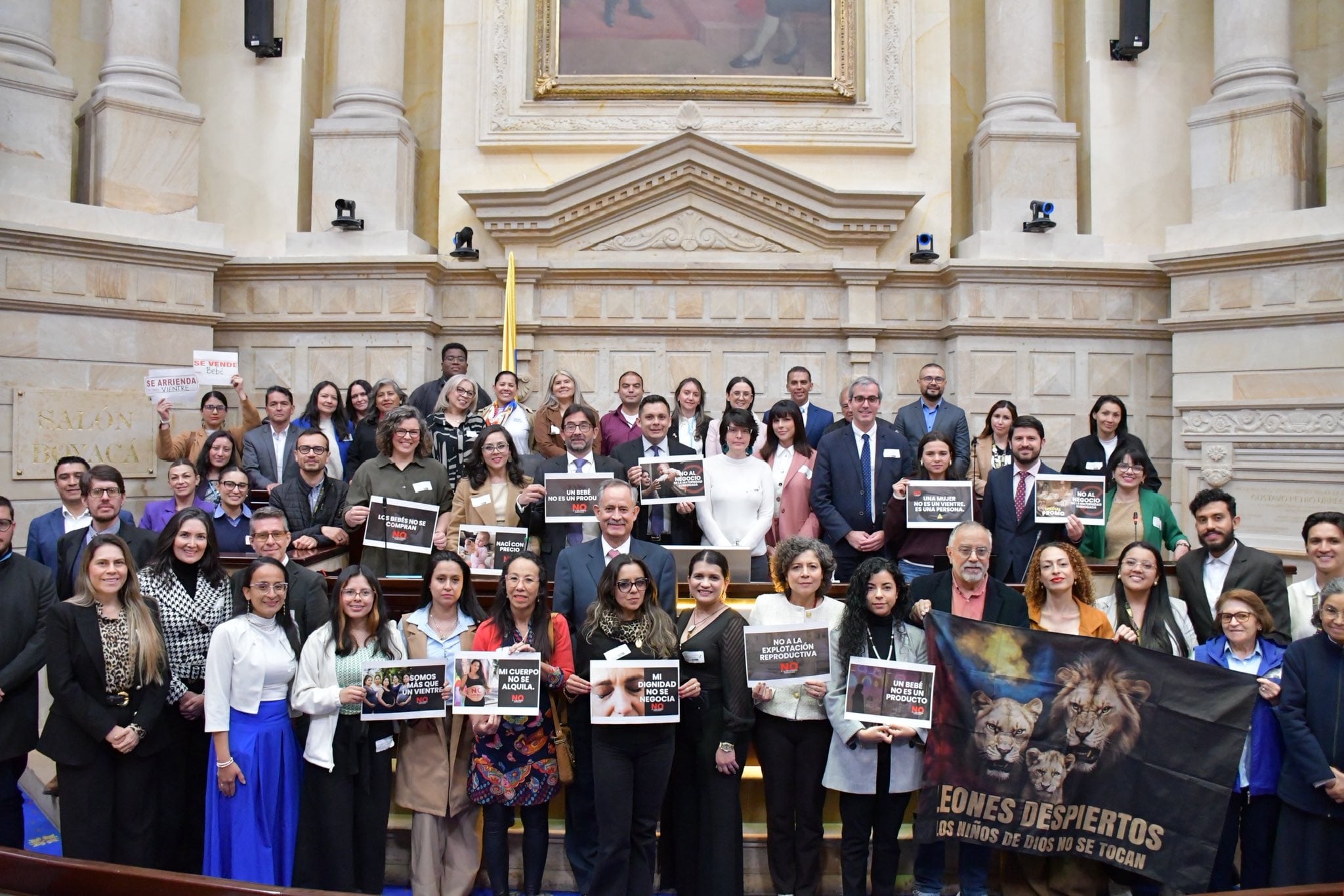 Una coalición con políticos de derecha e izquierda busca ilegalizar los vientres de alquiler en Colombia