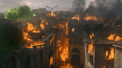 Harta de los avisos de sus consejeros, Daenerys toma la decisión de arrasar con Desembarco del Rey y acabar así con el reinado de Cersei. Montada en el dragón echa a volar sobre la ciudad (desde que lo hace, el espectador no le ve el rostro en el resto del capítulo) pese a que esta muestra signos de rendición al tañir las campanas. Daenerys cumple así con el lema de su casa, 'A fuego y sangre'.